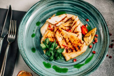 Geleneksel Meksika quesadilla dilimli tabak maydanozlu limon ve nar tohumlu masa, yakın görüş. 