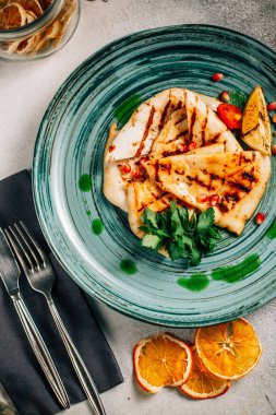 Geleneksel Meksika quesadilla dilimli tabak maydanozlu limon ve nar tohumlu masa, yakın görüş. 