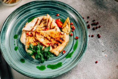 Geleneksel Meksika quesadilla dilimli tabak maydanozlu limon ve nar tohumlu masa, yakın görüş. 