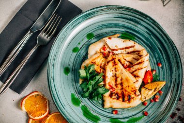 Geleneksel Meksika quesadilla dilimli tabak maydanozlu limon ve nar tohumlu masa, yakın görüş. 