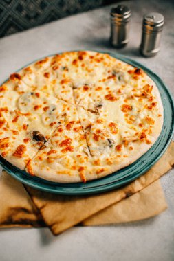 Masada Megrelian Khachapuri tabağı, yakın görüş. 