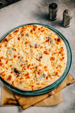 Masada Megrelian Khachapuri tabağı, yakın görüş. 