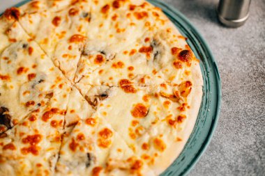 Masada Megrelian Khachapuri tabağı, yakın görüş. 