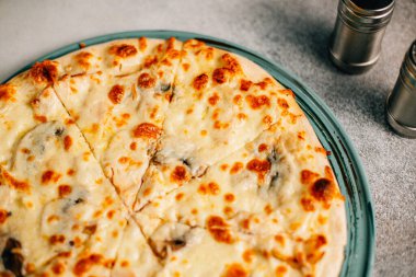 Masada Megrelian Khachapuri tabağı, yakın görüş. 