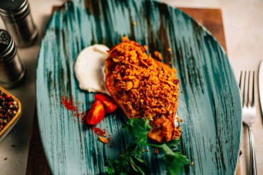 Lezzetli kızarmış et ve ekşi krema soslu vişneli domates ve masanda maydanoz. 