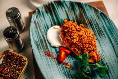 Lezzetli kızarmış et ve ekşi krema soslu vişneli domates ve masanda maydanoz. 