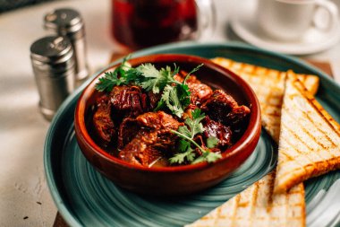 Tabakta kebap parçaları ve Meksika usulü geleneksel tortillalar var.