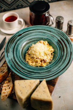 Peynirli makarna masada çaydanlığın yanında