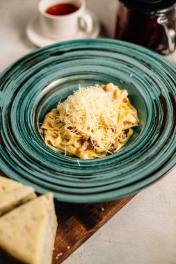 Peynirli makarna masada çaydanlığın yanında