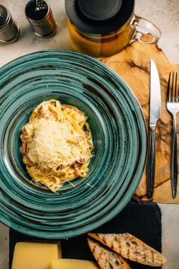 Peynirli makarna masada çaydanlığın yanında