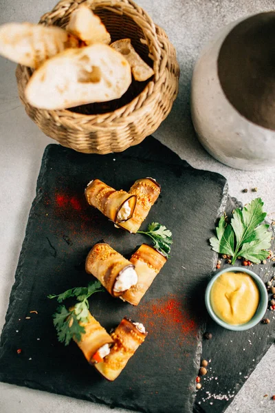 Kayalıklarda peynirli patlıcan ruloları, yakın görüş. 