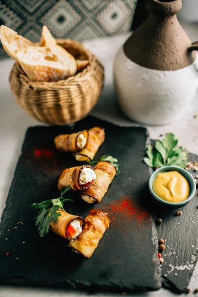 Kayalıklarda peynirli patlıcan ruloları, yakın görüş. 