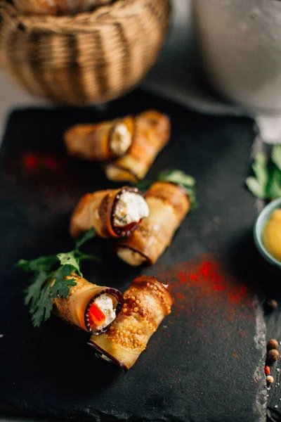 Kayalıklarda peynirli patlıcan ruloları, yakın görüş. 