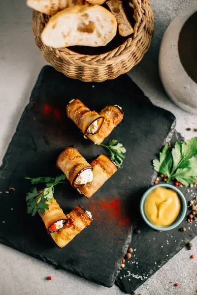 Kayalıklarda peynirli patlıcan ruloları, yakın görüş. 