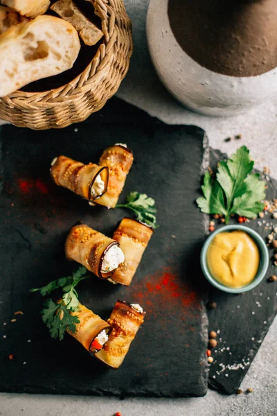 Kayalıklarda peynirli patlıcan ruloları, yakın görüş. 