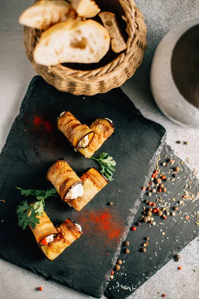 Kayalıklarda peynirli patlıcan ruloları, yakın görüş. 