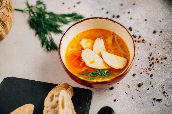 Tavuk çorbası, dereotu ve ekmekli kase, yakın görüş. 