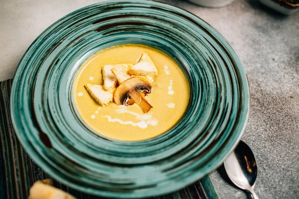 Kasede mantar kremalı çorba, masada ekmek, yakın görüş. 