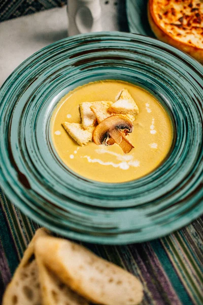 Kasede mantar kremalı çorba, masada ekmek, yakın görüş. 