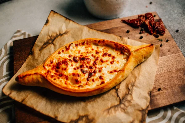 Gruzínské Khachapuri Sýrem Dřevěné Řezací Desce Zblízka — Stock fotografie