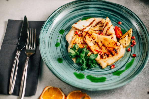 Geleneksel Meksika quesadilla dilimli tabak maydanozlu limon ve nar tohumlu masa, yakın görüş. 