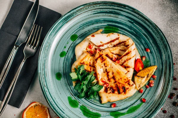 Geleneksel Meksika quesadilla dilimli tabak maydanozlu limon ve nar tohumlu masa, yakın görüş. 