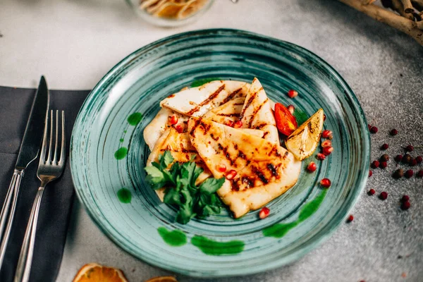 Geleneksel Meksika quesadilla dilimli tabak maydanozlu limon ve nar tohumlu masa, yakın görüş. 