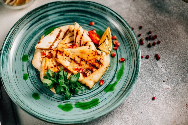 Geleneksel Meksika quesadilla dilimli tabak maydanozlu limon ve nar tohumlu masa, yakın görüş. 