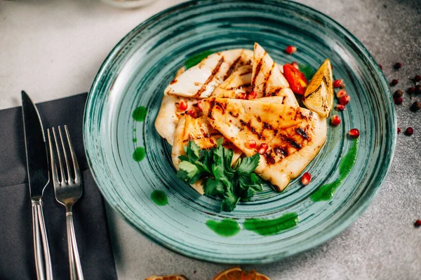 Geleneksel Meksika quesadilla dilimli tabak maydanozlu limon ve nar tohumlu masa, yakın görüş. 