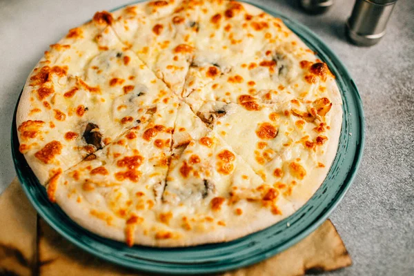 Masada Megrelian Khachapuri tabağı, yakın görüş. 