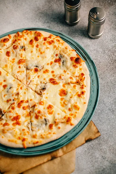 Masada Megrelian Khachapuri tabağı, yakın görüş. 
