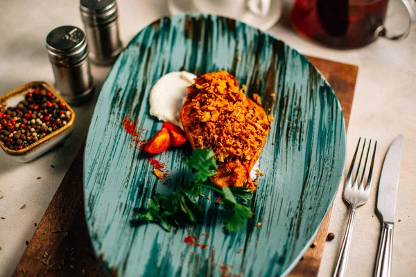 Lezzetli kızarmış et ve ekşi krema soslu vişneli domates ve bir fincan çay ve çaydanlık ile maydanoz. 