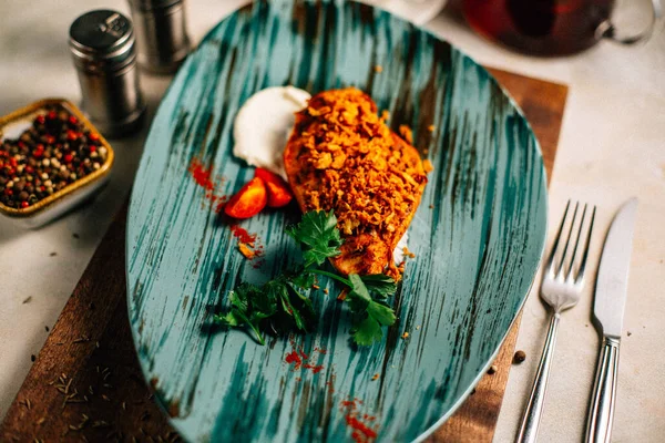 Lezzetli kızarmış et ve ekşi krema soslu vişneli domates ve bir fincan çay ve çaydanlık ile maydanoz. 