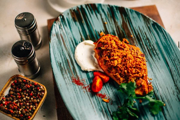 Lezzetli kızarmış et ve ekşi krema soslu vişneli domates ve masanda maydanoz. 