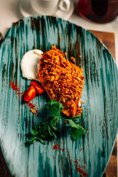 Lezzetli kızarmış et ve ekşi krema soslu vişneli domates ve masanda maydanoz. 