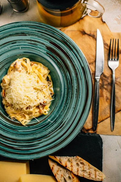 Peynirli makarna masada çaydanlığın yanında