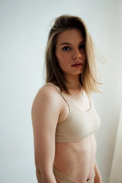 Vacker Flicka Med Atletisk Kropp Bär Sportig Underkläder Poserar Ljus — Stockfoto