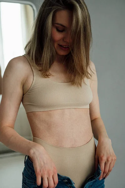 Spor Çamaşırı Giyen Işık Stüdyosunda Poz Veren Kadın Modelin Görüntüsü — Stok fotoğraf