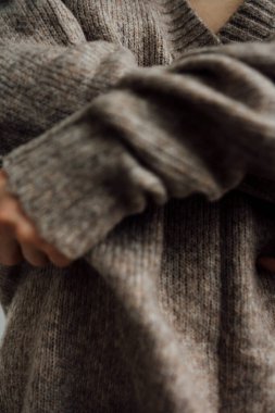 Işık stüdyosunda iç çamaşırlarıyla poz verirken yarı çıplak, güzel bir kız.  