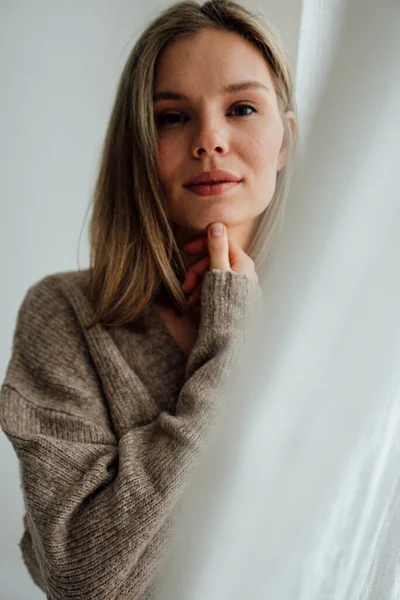 Schönes Mädchen Warmem Pullover Posiert Hellen Studio — Stockfoto