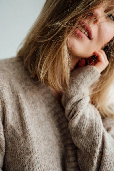 Beautiful Girl Wearing Warm Sweater Posing Light Studio — Stock Photo, Image