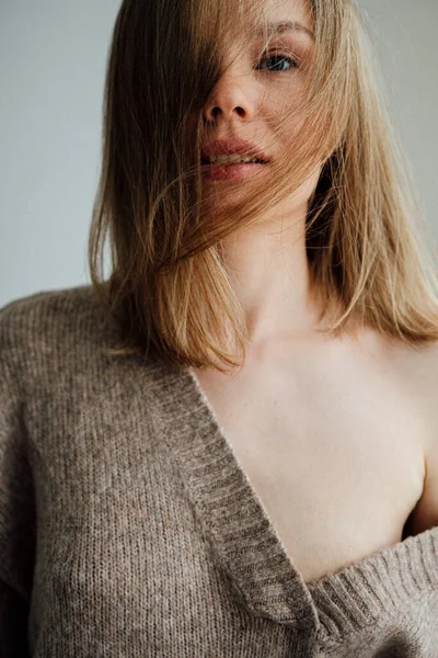 Hermosa Chica Usando Caliente Suéter Posando Estudio Luz —  Fotos de Stock