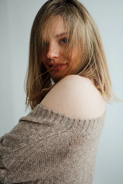 Beautiful Girl Wearing Warm Sweater Posing Light Studio — Stock Photo, Image