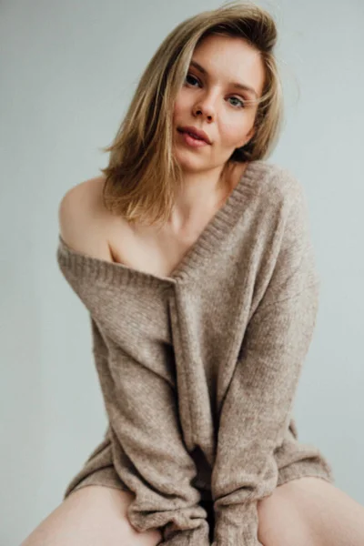 Hermosa Chica Usando Caliente Suéter Posando Estudio Luz —  Fotos de Stock