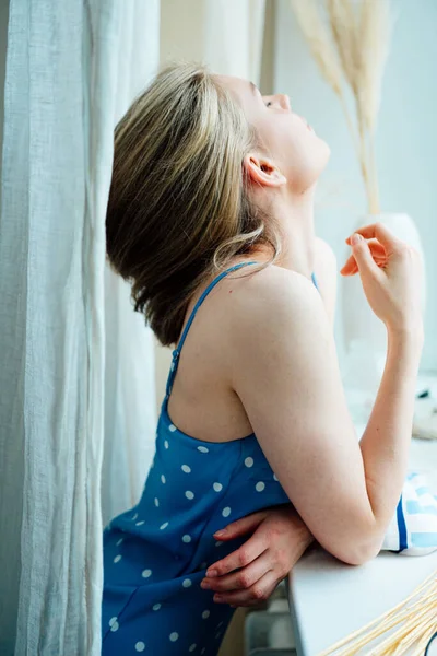 Blick Auf Schöne Stilvolle Mädchen Blauen Tupfen Kleid Posiert Der — Stockfoto