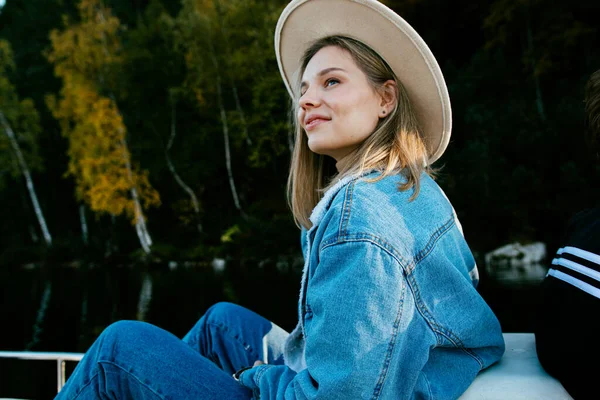 Schönes Mädchen Trendigen Jeansanzug Mit Hut Sitzt Tretboot Auf Dem — Stockfoto