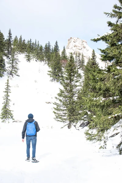 Man Hikes Winter Weather Mountain Peak — Stock Photo, Image