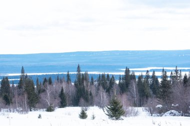 Kış manzarası. Kış dağı. Kış tatili Ural dağı.