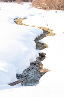 Açık bir kış gününde piposu olan güzel bir dere. Peyzaj.