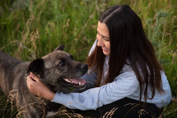 Feliz Joven Mujer Con Marrón Perro Aire Libre Naturaleza —  Fotos de Stock